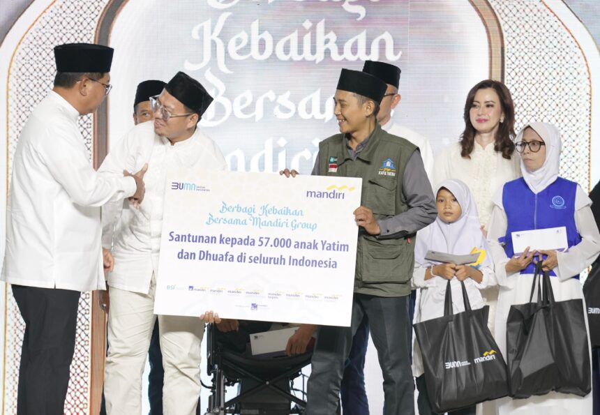 Bank Mandiri bersama anak perusahaan memberikan bingkisan kepada 57.000 anak yatim dan duafa, di seluruh Indonesia sebagai bentuk empati dan momen untuk menempa kepekaan sosial karyawan. Foto: Dok Bank Mandiri