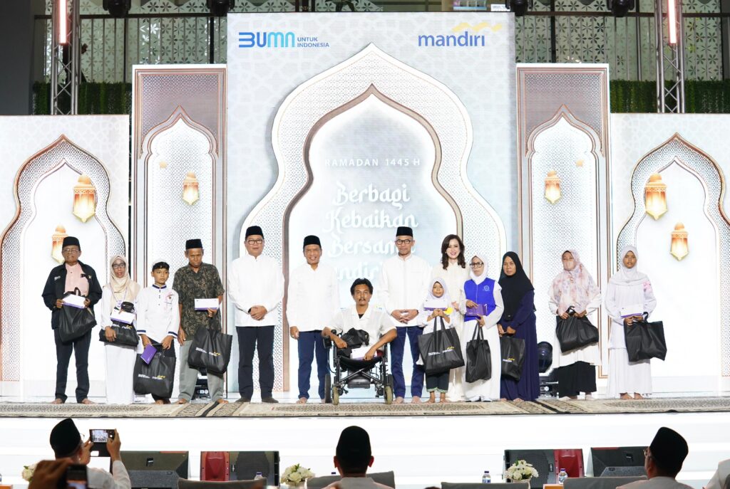 Bank Mandiri bersama anak perusahaan memberikan bingkisan kepada 57.000 anak yatim dan duafa, di seluruh Indonesia sebagai bentuk empati dan momen untuk menempa kepekaan sosial karyawan. Foto: Dok Bank Mandiri