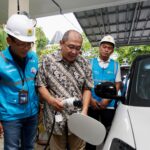 General Manager PLN UID Jakarta Raya, Lasiran mengunjungi dan menyalakan langsung pelanggan pemilik 'home charging' ke-300 di minggu ini, bernama Artadi Saleh di kawasan Manggarai, Jakarta Selatan pada Rabu (27/3) sore lalu.