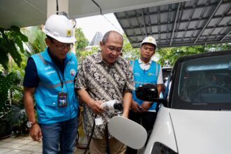 General Manager PLN UID Jakarta Raya, Lasiran mengunjungi dan menyalakan langsung pelanggan pemilik 'home charging' ke-300 di minggu ini, bernama Artadi Saleh di kawasan Manggarai, Jakarta Selatan pada Rabu (27/3) sore lalu.