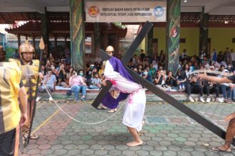 Visualisasi Jalan Salib dalam rangka Tri Hari Suci Paskah 2024 diadakan Gereja Santo Robertus Bellarminus Cililitan, Kramat Jati, Jakarta Timur, Jumat (29/3). Foto: Ist