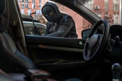 Ilustrasi - Seorang pelaku kejahatan jalanan berupaya nekat untuk membawa kabur mobil curiannya. Foto: Freepik
