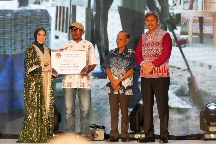 Dewan Kerajinan Nasional Daerah (Dekranasda) Provinsi Sulawesi Selatan sukses menggelar event "Dekranasda Preloved for Charity", yang dilaksanakan di Hotel Claro Makassar, Jumat, 29 Maret 2024. Event ini berhasil mengumpulkan uang dari hasil lelang pakaian sebesar Rp146 juta, yang langsung disumbangkan kepada pelaku UKM dan pengrajin disabilitas.