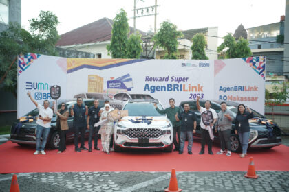 Tiga orang pemenang Super AgenBRILink yang masing-masing mendapat hadiah mobil Hyundai Santa Fe atas nama Zulhajji, mobil Hyundai Stargazer atas nama Juwita Cell dan Doa Indah 2. Foto: Dok BRI