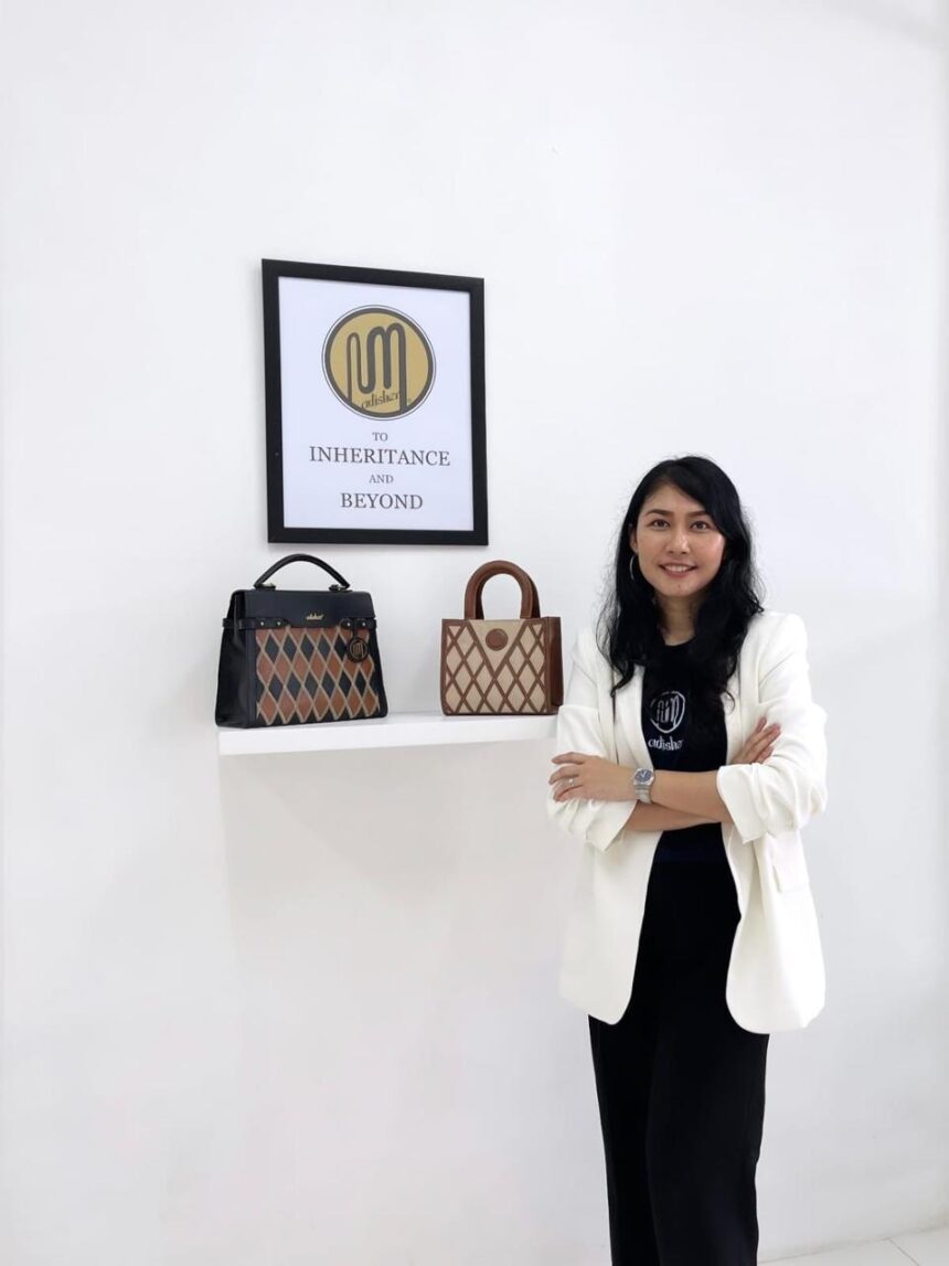 Adinda Sheila, memulai usaha kerajinan tas kulit dengan brand “Adisher Leather” pada 2012 lalu. Foto: Dok LPEI