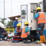 Petugas PLN tengah melakukan instalasi dan integrasi sistem pada SPKLU di rest area 389 B, Kendal, Jawa Tengah. Foto: Dok PLN