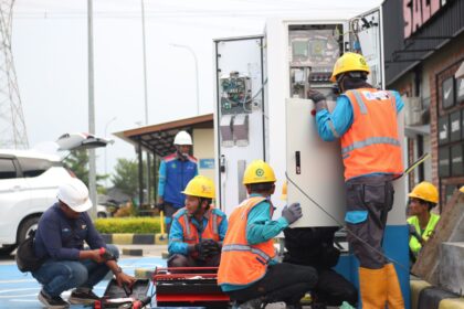 Petugas PLN tengah melakukan instalasi dan integrasi sistem pada SPKLU di rest area 389 B, Kendal, Jawa Tengah. Foto: Dok PLN