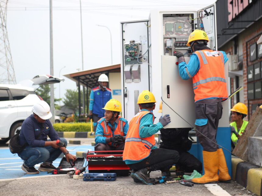 Petugas PLN tengah melakukan instalasi dan integrasi sistem pada SPKLU di rest area 389 B, Kendal, Jawa Tengah. Foto: Dok PLN