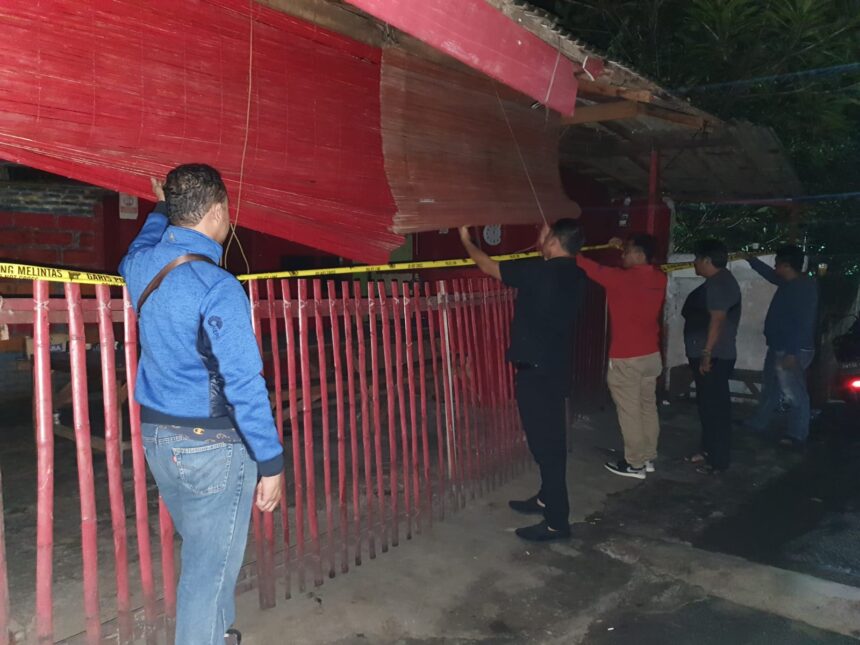 Aparat gabungan Polres Metro Jakarta Timur memasang garis police line di sebuah lokasi dijadikan tempat perjudian di Kawasan Boker di Jl. Masjid, RT 02/01, Ciracas, Jumat (29/3) malam. Foto: Ist