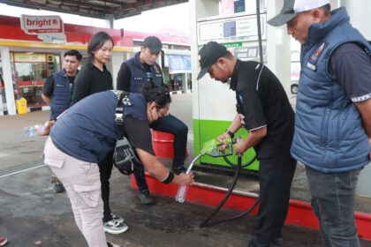 Aparat Kepolisian Resor (Polres) Kota Samarinda saat mengecek sejumlah stasiun pengisian bahan bakar umum (SPBU) di Seputaran Kota Samarinda. Foto: Polres Kota Samarinda