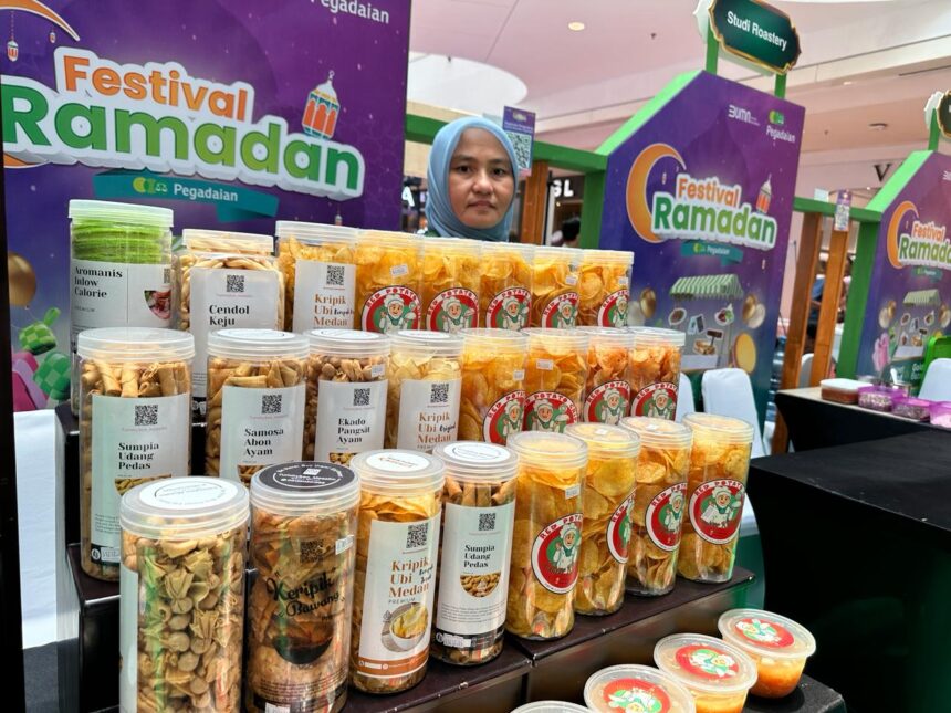 Festival Ramadan Pegadaian 2024, puluhan gerai UMKM tampak berderet menyajikan beragam produk busana dan kuliner di Plaza Medan Mall. Foto: Pegadaian Medan