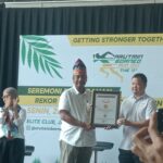 CEO PT Arutmin Indonesia Ido Hutabarat (tengah) menerima penghargaan dari Direktur MURI Osmar Susilo (kanan) di Elite Club, Jakarta. Foto/ipol