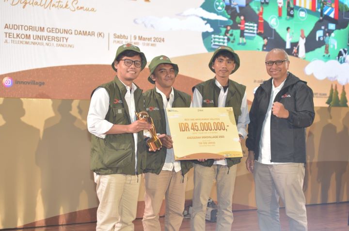 Direktur Utama Yayasan Pendidikan Telkom, Dodi Irawan (paling kanan) saat menyerahkan apresiasi kepada peserta Innovillage 2023.(Telkom Indonesia)