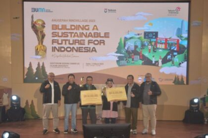 Direktur Utama Yayasan Pendidikan Telkom, Dodi Irawan (paling kiri); SGM Community Development Center Telkom, Hery Susanto (kedua dari kiri); Ketua Pelaksana Program Innovillage 2023, Ir. Ahmad Tri Hanuranto (kedua dari kanan); dan AVP Program & Partnership Telkom, Averyadi Setiawan (paling kanan) saat menyerahkan apresiasi kepada peserta Innovillage 2023 beberapa waktu lalu.(Telkom Indonesia)