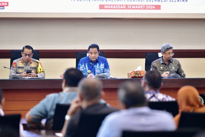 Penjabat Gubernur Sulsel Bahtiar Baharuddin memimpin Rapat Koordinasi Percepatan Peningkatan Konektivitas Jalan Daerah Melalui Dana Inpres Jalan Tahun (IJD) 2024/2025, di Ruang Rapat Pimpinan Kantor Gubernur Sulsel, Jumat, 15 Maret 2024.