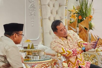 Rektor Universitas Balikpapan, Isradi Zaenal dan Penjabat Gubernur Sulsel Bahtiar Baharuddin, bertemu di Rumah Dinas Gubernur Sulsel di Jalan Sungai Tangka Makassar, Kamis malam, 21 Maret 2024. Foto: Ist