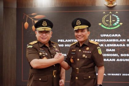 R Narendra Jatna baru dilantik sebagai Staf Ahli Bidang Ekonomi, Sosial, dan Budaya (kiri) dan Leonard Eben Ezer Simanjuntak sebagai Staf Ahli Bidang Hubungan Antar Lembaga dan Kerja Sama Internasional. Foto: Puspenkum Kejaksaan Agung