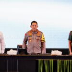 Kapolri Jenderal Listyo Sigit Prabowo (tengah) diapit Panglima TNI dan Menko Kesra saat Rapat Koordinasi Lintas Sektoral Operasi Ketupat 2024 di Jakarta Selatan. Foto: humas Polri