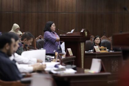 Wakil Ketua Lembaga Perlindungan Saksi dan Korban (LPSK), Susilaningtias saat menghadiri sidang uji materiil Undang-Undang Terorisme di Mahkamah Konstitusi (MK), Senin (5/3). Foto: Ist