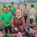 Menaker Ida Fauziyah usai menyaksikan Groundbreaking Pembangunan SMK Asy-Syarif Mitra Industri, di Mojokerto, Jawa Timur. Foto: Kemnaker