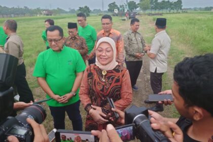 Menaker Ida Fauziyah usai menyaksikan Groundbreaking Pembangunan SMK Asy-Syarif Mitra Industri, di Mojokerto, Jawa Timur. Foto: Kemnaker