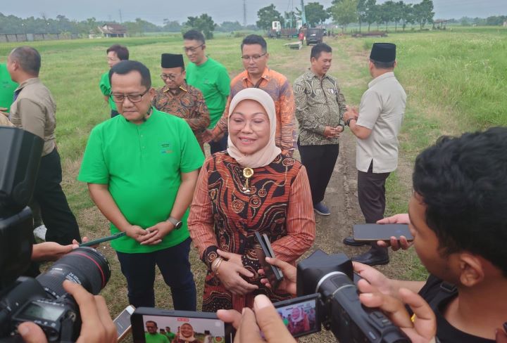Menaker Ida Fauziyah usai menyaksikan Groundbreaking Pembangunan SMK Asy-Syarif Mitra Industri, di Mojokerto, Jawa Timur. Foto: Kemnaker