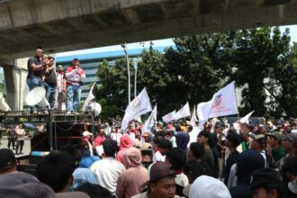Suasana ribuan massa Pengurus Besar Komunitas Aktivis Muda Indonesia (PB KAMI) melakukan demonstrasi di depan Gedung Mabes Polri, Jakarta Selatan, Rabu (20/3) siang. Foto: Joesvicar Iqbal/ipol.id
