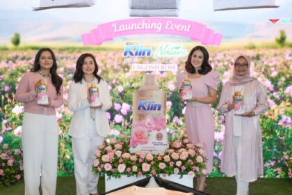 Setelah sukses dengan SoKlin Liquid Nature Series Provence Lavender, detergen cair konsentrat pertama di Indonesia yang memadukan natural essential oil ini meluncurkan varian terbaru, yaitu SoKlin Liquid Nature Series English Rose.