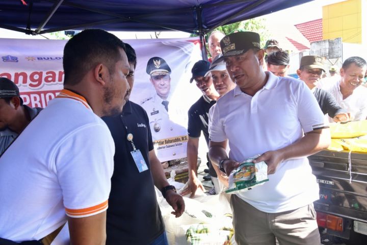 Penjabat Gubernur Sulsel Bahtiar Baharuddin menyaksikan langsung Gerakan Pangan Murah (GPM) yang berlangsung di Pasar Pagi, Watampone Kabupaten Bone Sulawesi Selatan.