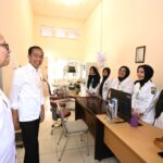 Presiden Jokowi meninjau fasilitas dan pelayanan kesehatan di RSUD Sibuhuan, Kabupaten Padang Lawas, Sumatera Utara, Jumat (15/03/2024). Foto: BPMI Setpres/Kris