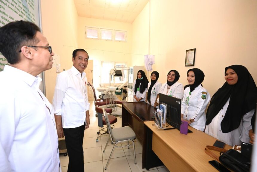 Presiden Jokowi meninjau fasilitas dan pelayanan kesehatan di RSUD Sibuhuan, Kabupaten Padang Lawas, Sumatera Utara, Jumat (15/03/2024). Foto: BPMI Setpres/Kris