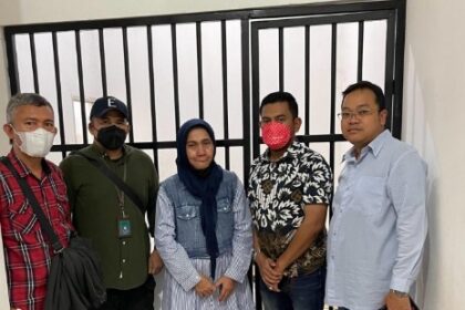 Terpidana mafia tanah, Sahliyatul Khoiriyah saat hendak ditahan oleh Tim SIRI Kejaksaan Agung. Foto: Puspenkum Kejaksaan Agung