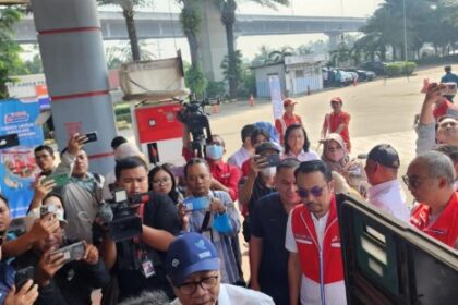 Menteri Perdagangan Republik Indonesia, Zulkifli Hasan bersama Direktur Pemasaran Regional Pertamina Patra Niaga, Mars Ega Legowo Putra mengecek langsung SPBU 34.41345 Jalan Tol Jakarta – Cikampek Rest Area KM 42. Foto: Ist