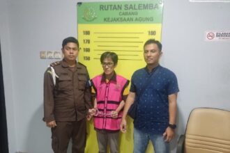 Direktur PT SMIP, RD (tengah) hendak ditahan di Rutan Salemba Cabang Kejaksaan Agung. Foto: Puspenkum Kejaksaan Agung