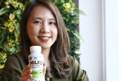 Yolanda Djaja Sastra, Direktur Marketing WINGS Group Indonesia saat mengenalkan produk barunya, MILKU rasa Original, Jumat 22 Maret 2024. Foto: Wings Food