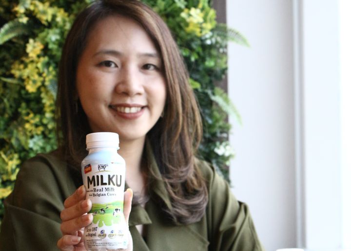 Yolanda Djaja Sastra, Direktur Marketing WINGS Group Indonesia saat mengenalkan produk barunya, MILKU rasa Original, Jumat 22 Maret 2024. Foto: Wings Food