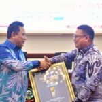 Penjabat Gubernur Sulsel Bahtiar Baharuddin menyerahkan Penghargaan Adipura 2023 kepada pemimpin daerah Kota Palopo. Foto: Ist