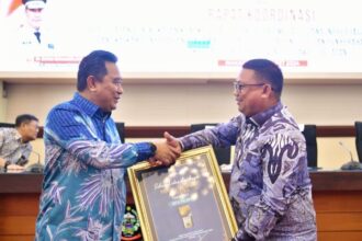 Penjabat Gubernur Sulsel Bahtiar Baharuddin menyerahkan Penghargaan Adipura 2023 kepada pemimpin daerah Kota Palopo. Foto: Ist