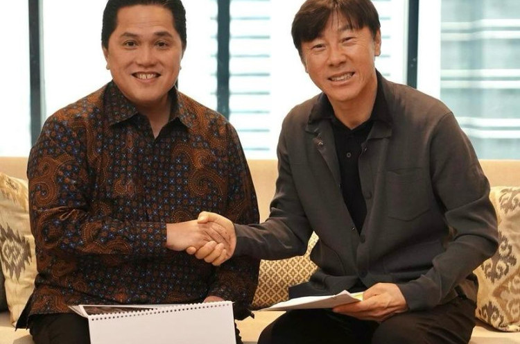 Ketua Umum PSSI Erick Thohir bersalaman dengan pelatih Timnas Indonesia Shin Tae-yong. (Instagram.com/erickthohir)