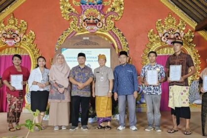 LPPOM MUI bersama Kepala Dinas Perindustrian dan Perdagangan, Kabupaten Bangli, Bali melakukan fasilitasi sertifikasi halal gratis untuk 200 usaha mikro dan kecil (UMK) di Kabupaten Bangli, Bali. Foto: Kemenag