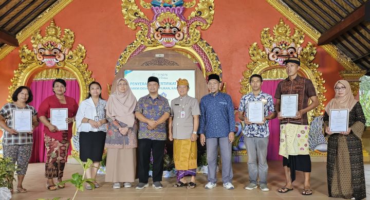LPPOM MUI bersama Kepala Dinas Perindustrian dan Perdagangan, Kabupaten Bangli, Bali melakukan fasilitasi sertifikasi halal gratis untuk 200 usaha mikro dan kecil (UMK) di Kabupaten Bangli, Bali. Foto: Kemenag