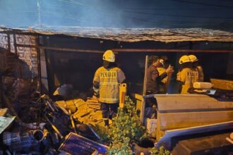 Sejumlah petugas Damkar memadamkan api yang melumat Bank sampah di area Terminal Pulogadung, Kelurahan/Kecamatan Pulogadung, Jakarta Timur, pada Senin (25/3) malam. Foto: Ist
