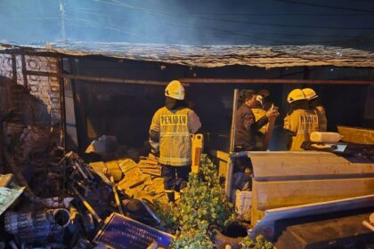 Sejumlah petugas Damkar memadamkan api yang melumat Bank sampah di area Terminal Pulogadung, Kelurahan/Kecamatan Pulogadung, Jakarta Timur, pada Senin (25/3) malam. Foto: Ist