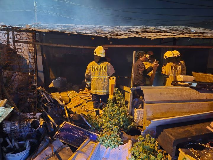 Sejumlah petugas Damkar memadamkan api yang melumat Bank sampah di area Terminal Pulogadung, Kelurahan/Kecamatan Pulogadung, Jakarta Timur, pada Senin (25/3) malam. Foto: Ist