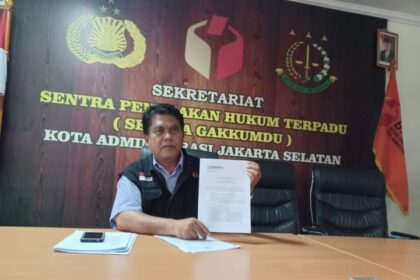 Koordinator Divisi Hukum dan Penyelesaian Sengketa Badan Pengawas Pemilu (Bawaslu) Jakarta Selatan (Jaksel), Andi Maulana menunjukkan berkas hasil pemeriksaan dua caleg partai tidak terbukti politik uang di kantor Bawaslu Jaksel, Senin (11/3). Foto: Joesvicar Iqbal/ipol.id