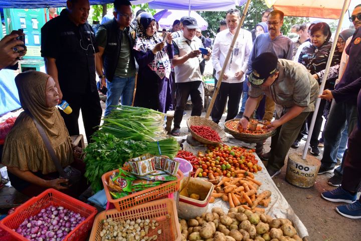 Pj Gubernur Sulsel, Bahtiar Baharuddin, di hari pertama puasa melakukan peninjauan stok pangan di Pasar Minasa Maupa, Sungguminasa, Kabupaten Gowa. Foto: Ist