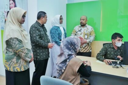 Puluhan siswa SMA Negeri 61 Jakarta tampak antusias mengikuti jelajah jaminan sosial yang digelar oleh BPJS Ketenagakerjaan.
