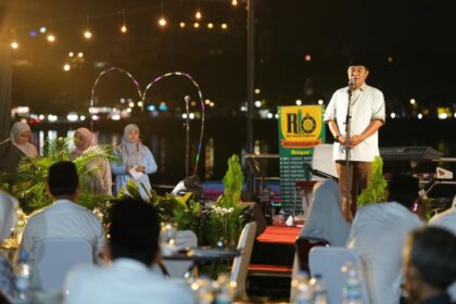 Penjabat Gubernur Sulsel, Bahtiar Baharuddin didampingi Pj Ketua TP PKK Sulsel Sofha Marwah Bahtiar, Buka Puasa Bersama pimpinan Perguruan Tinggi (PT), Ketua Badan Eksekutif Mahasiswa (BEM), IKAPTK se-Sulsel, yang dirangkaikan dengan Gebyar Ramadan Berbagi Bahagia, di Kawasan CPI Makassar. Foto: Ist