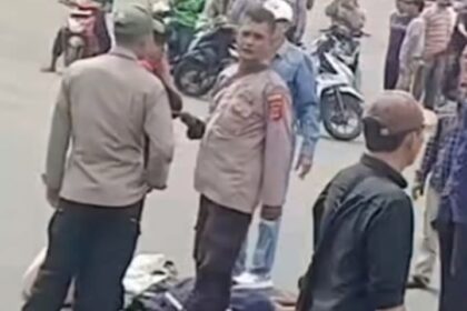 Menunggu bus telolet bocah 5 tahun meninggal dunia. Foto: IG, @info_jabodetabek (tangkap layar)