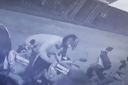 Terekam kamera CCTV, saat komplotan pencuri sedang beraksi menggasak sepeda motor di Masjid Nur'Alimin di Jalan Pagelarang, Kelurahan Lubang Buaya, Kecamatan Cipayung, Jakarta Timur, Minggu (17/3) sekitar pukul 04.25 WIB. Foto: Ist